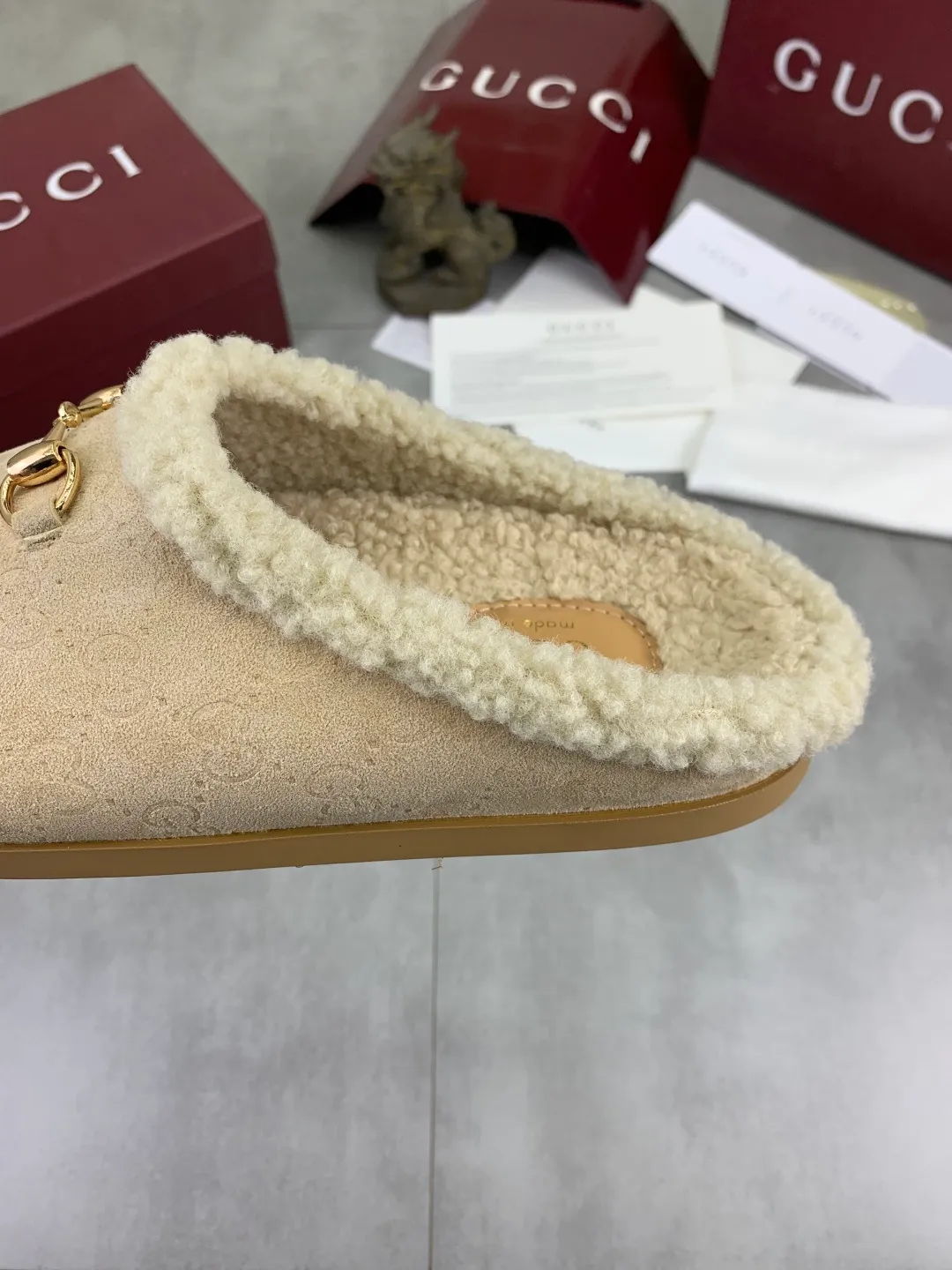 Men's shoes 💰P400 [New style] 💰 Women's half-flop 🆘 "Real wool" [GUCCI] 👉 Popular men's shoes official website synchronization 🔰 Quality [proud] is not comparable to the imitations in the general market 🌀 The upper is imported Italian frosted cowhide, and the lining: foot pad 🅰️ grade 🐑 real wool 👻 Only Grade A can show the effect The hand feels smooth and delicate 🔱The shoe shape is grand, only the factory can achieve it 🎄The perfect toughness of the original outsole 👻⬛️Only allows customers to bid farewell to one-time consumption. Real wool lining, super warm. 2️⃣Colors available Sizes: 35-44